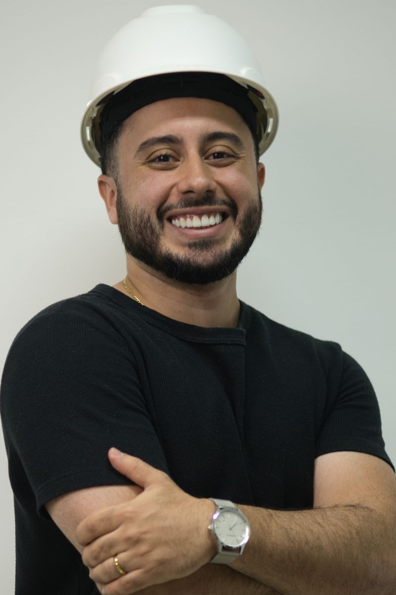 Daniel Castilho, engenheiro civil, de capacete branco